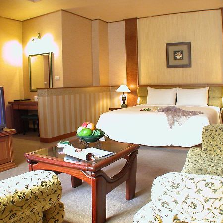 Park Motel Chiayi Eksteriør billede